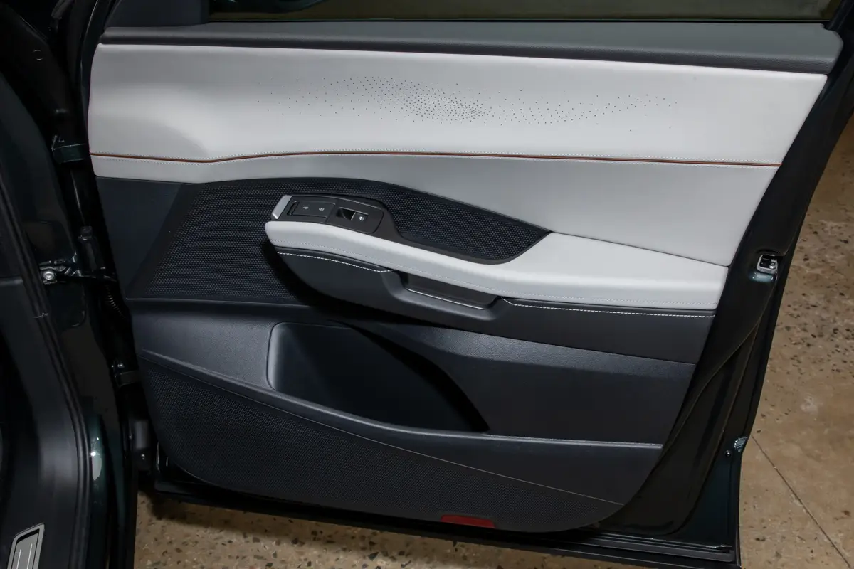 volkswagen atlas 2027 34 interior door scaled jpg