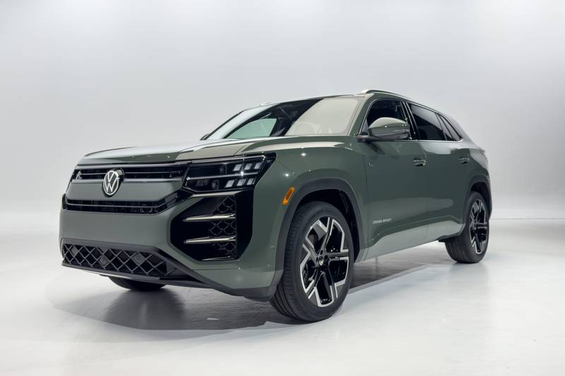 volkswagen-atlas-cross-sport-2027-01-exterior-front-angle