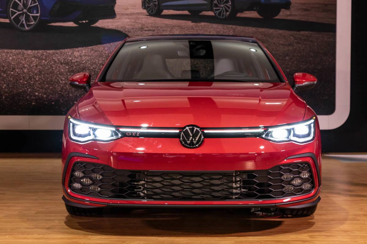 Up Close With the 2022 Volkswagen Golf GTI and R: Getting Back in the Race | | Cars.com