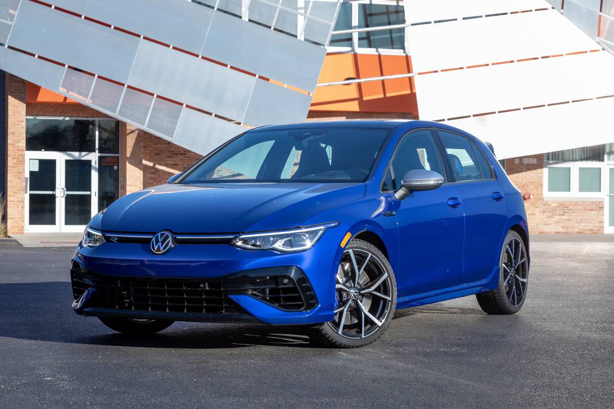 volkswagen-golf-r-2-0t-2022-01-blue-compact-exterior-front-angle