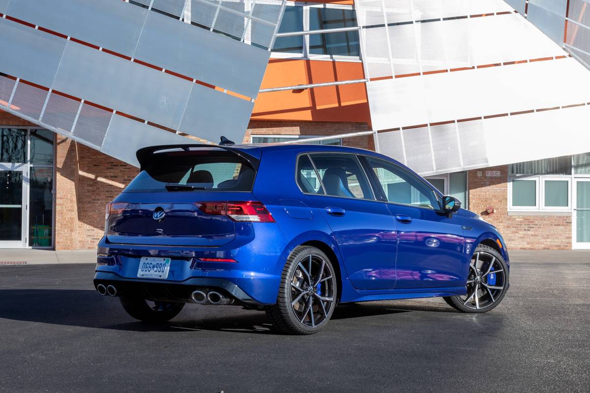 volkswagen-golf-r-2-0t-2022-10-blue-compact-exterior-rear-angle
