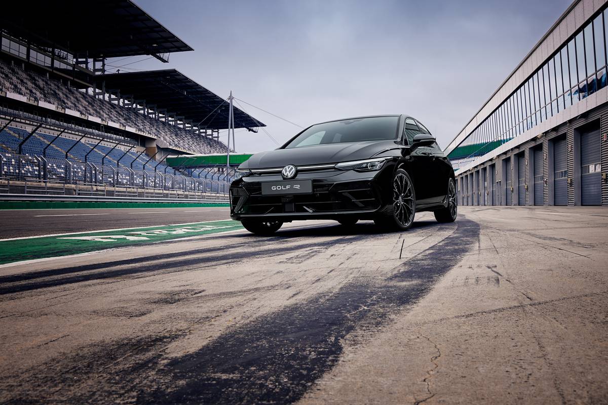 Face-Lifted 2025 Volkswagen Golf R: 328 HP, New Infotainment System, No 