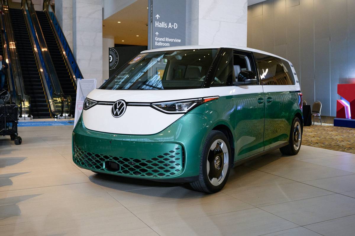 volkswagen id buzz 2025 02 exterior front angle scaled jpg