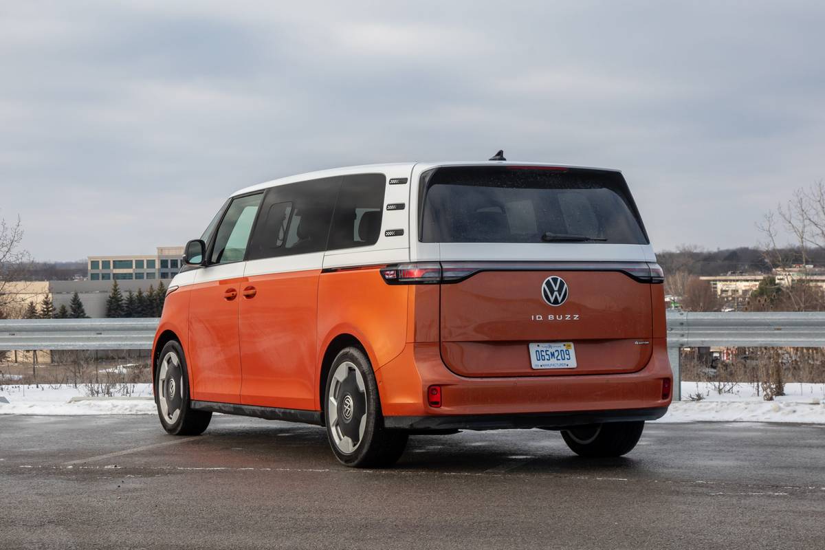 volkswagen id buzz 2025 12 exterior rear angle scaled jpg