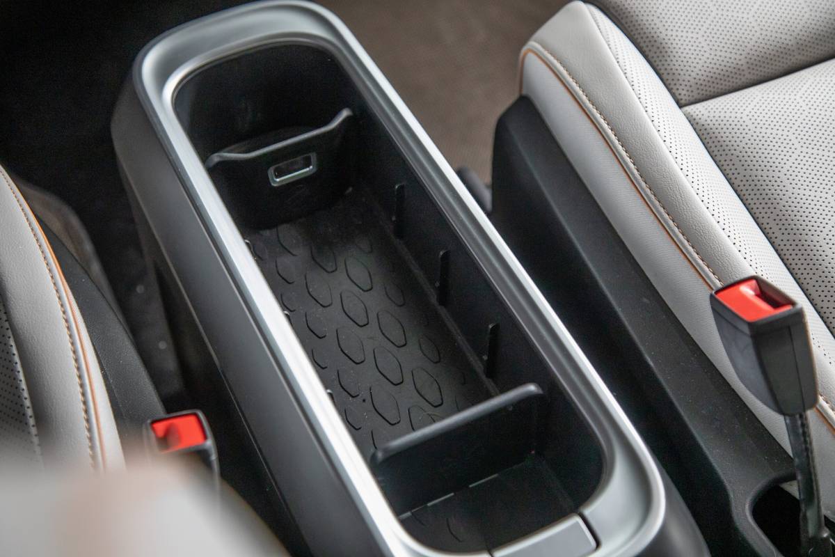 volkswagen id buzz 2025 27 interior center console cupholder scaled jpg