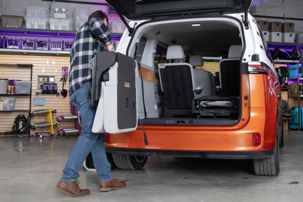 volkswagen id buzz 2025 48 interior dynamic cargo scaled jpg