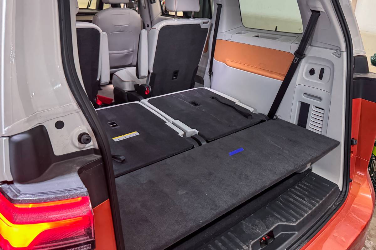 volkswagen id buzz pro s plus 2025 07 interior cargo jpg