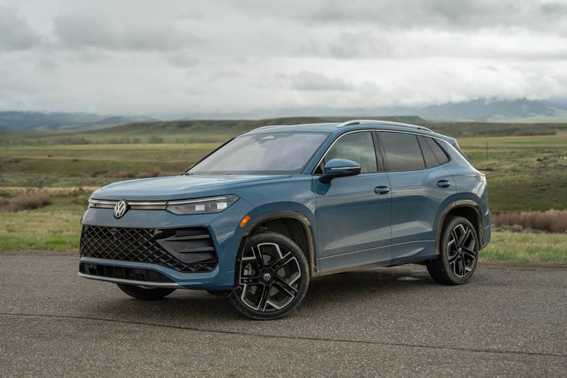 volkswagen-tiguan-2025-01-exterior-front-angle-blue