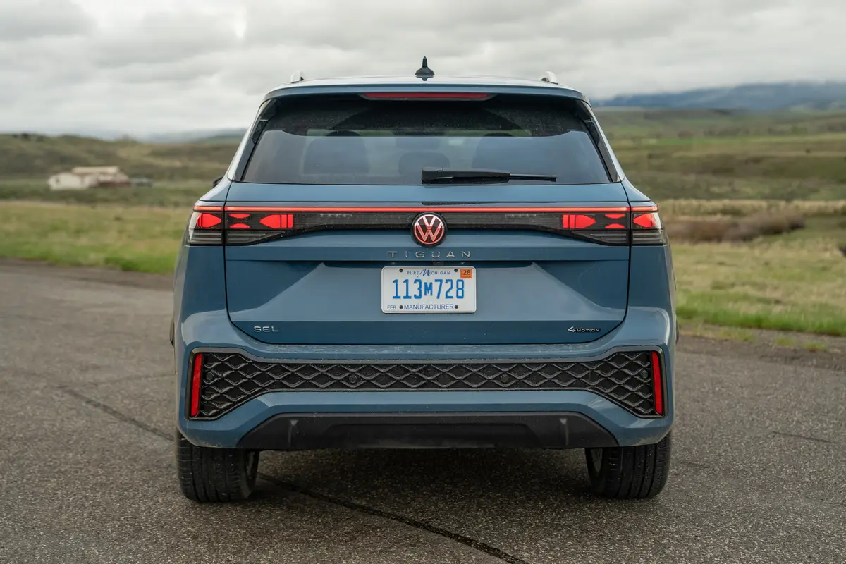 volkswagen tiguan 2025 04 exterior rear blue jpg