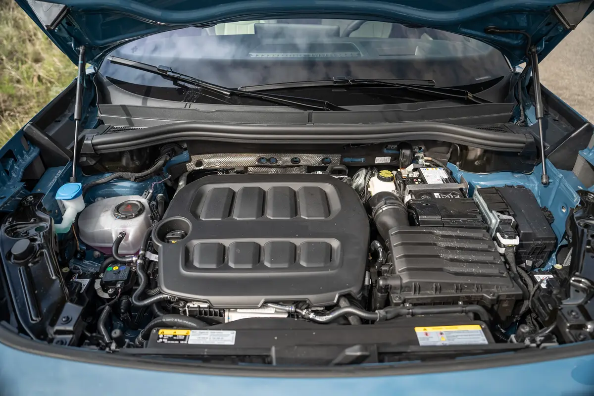 volkswagen tiguan 2025 06 interior engine jpg