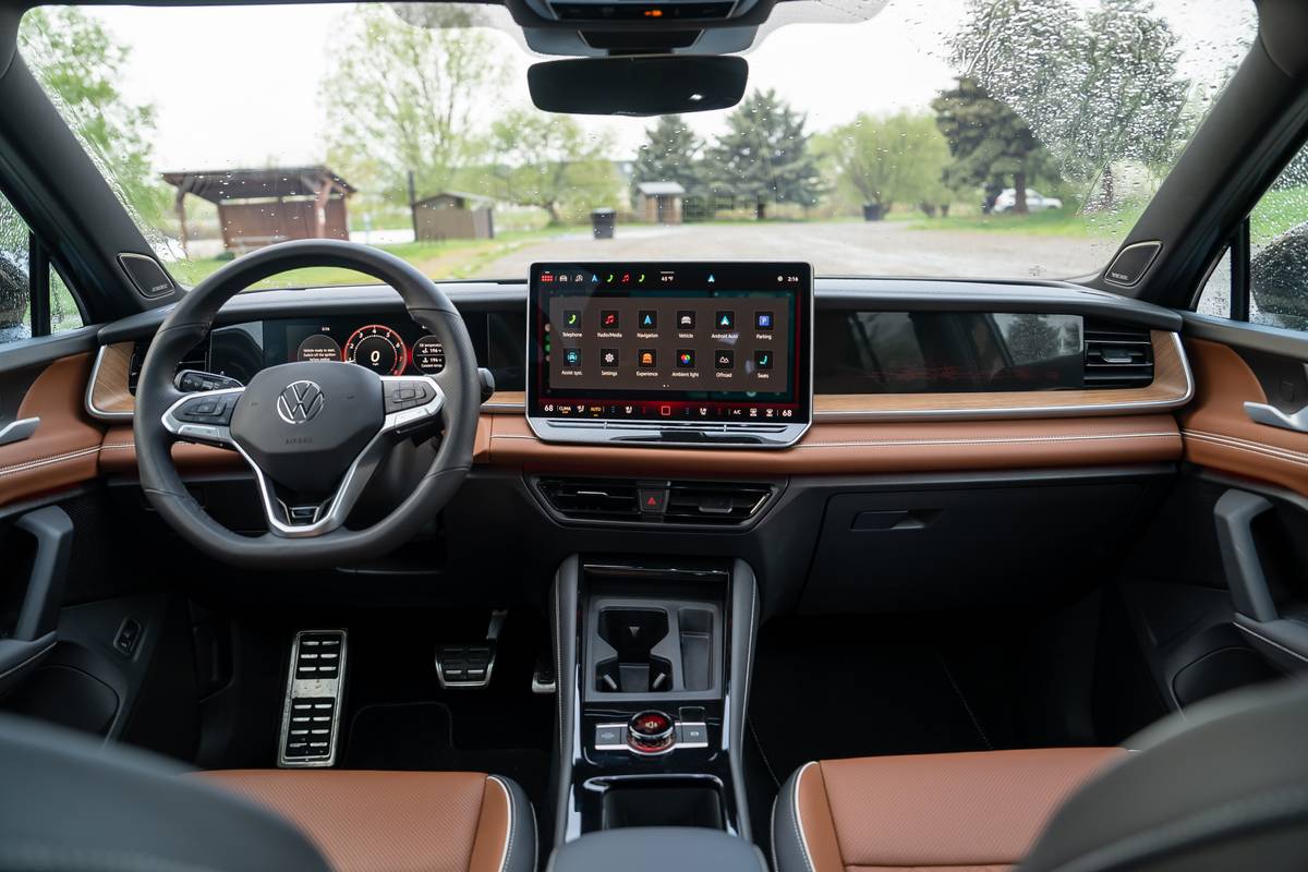 volkswagen tiguan 2025 07 interior front row jpg