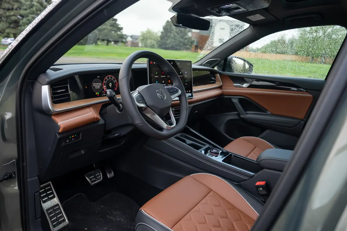 volkswagen tiguan 2025 08 interior front row jpg