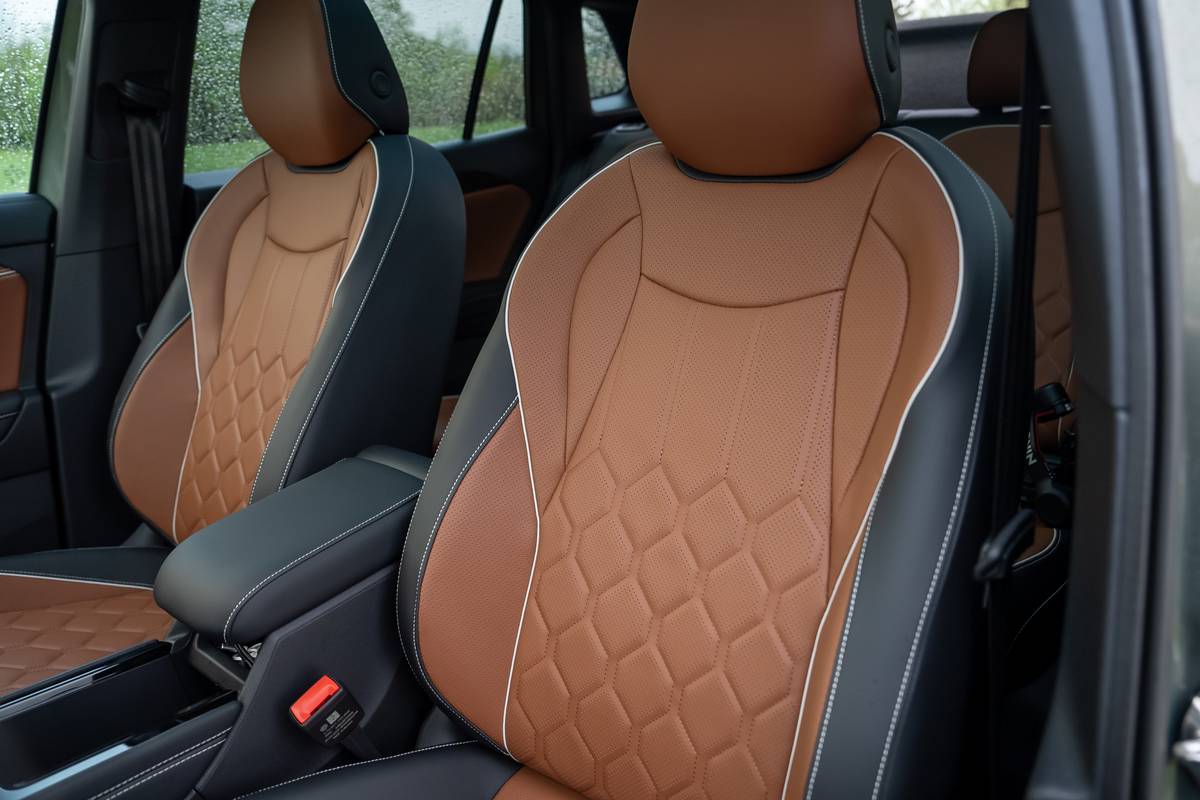 volkswagen tiguan 2025 09 interior front row seat jpg