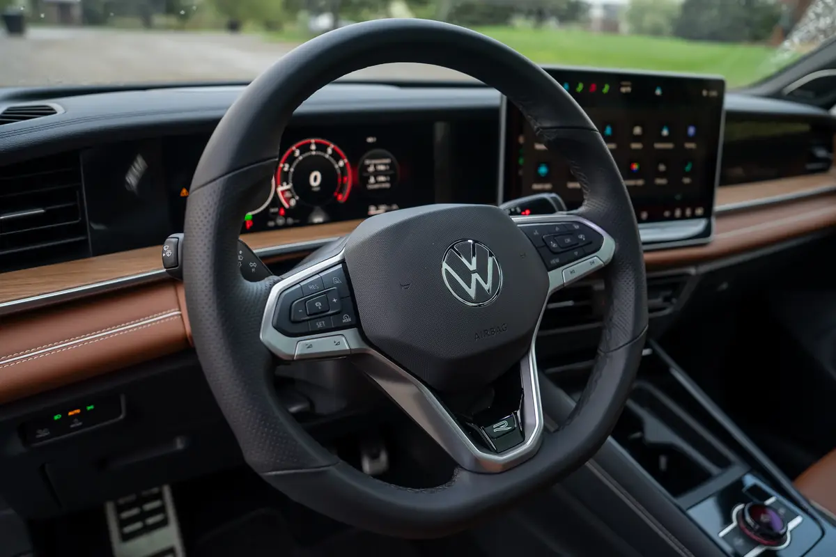 volkswagen tiguan 2025 11 interior steering wheel jpg
