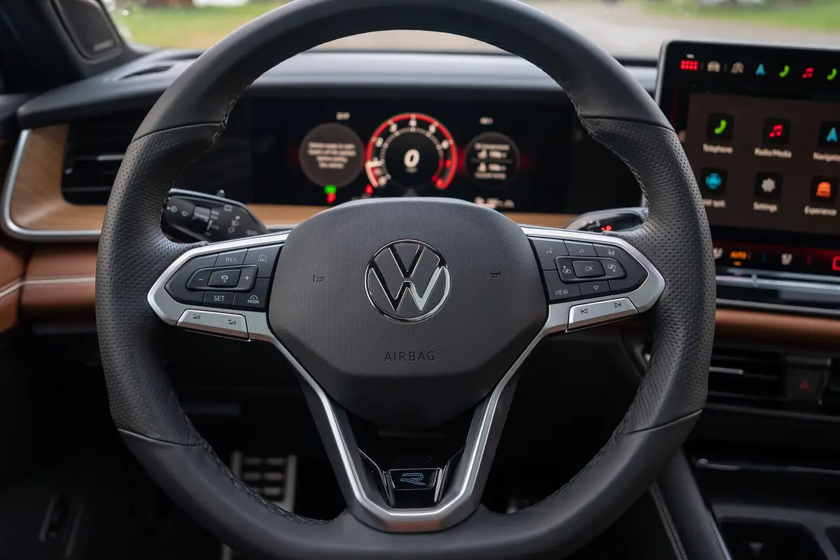volkswagen tiguan 2025 12 interior steering wheel jpg