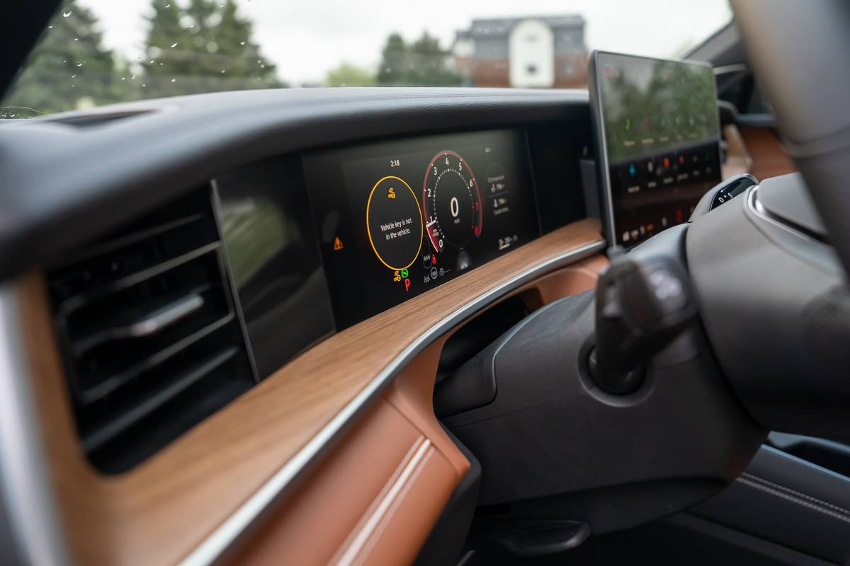 volkswagen tiguan 2025 13 interior instrument panel jpg
