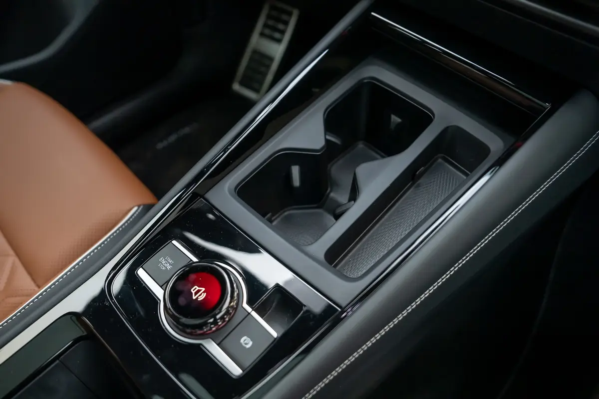 volkswagen tiguan 2025 17 interior center console jpg