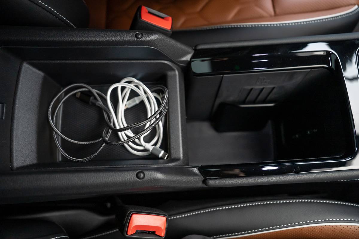 volkswagen tiguan 2025 22 interior center console cargo jpg