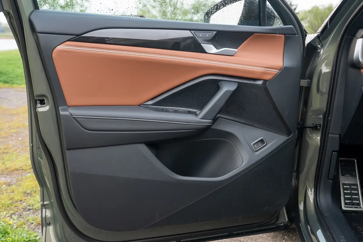 volkswagen tiguan 2025 25 interior front door jpg