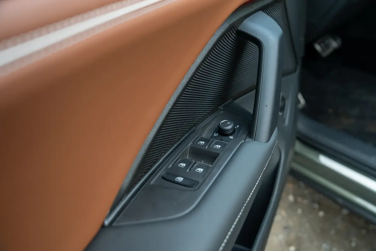 volkswagen tiguan 2025 26 interior front door jpg