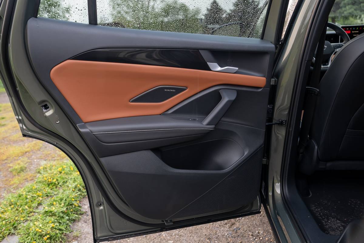 volkswagen tiguan 2025 27 interior backseat door jpg