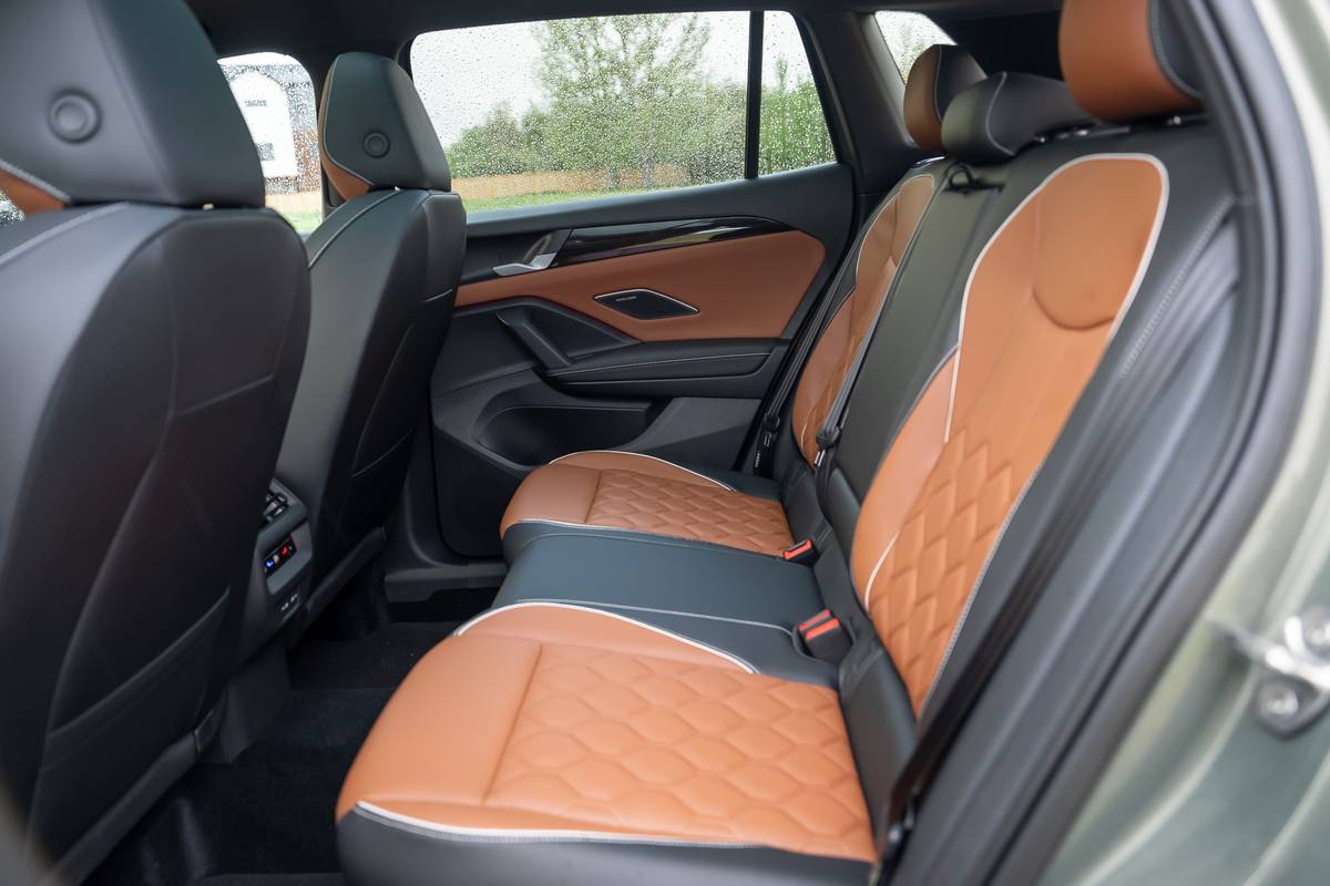 volkswagen tiguan 2025 29 interior backseat jpg