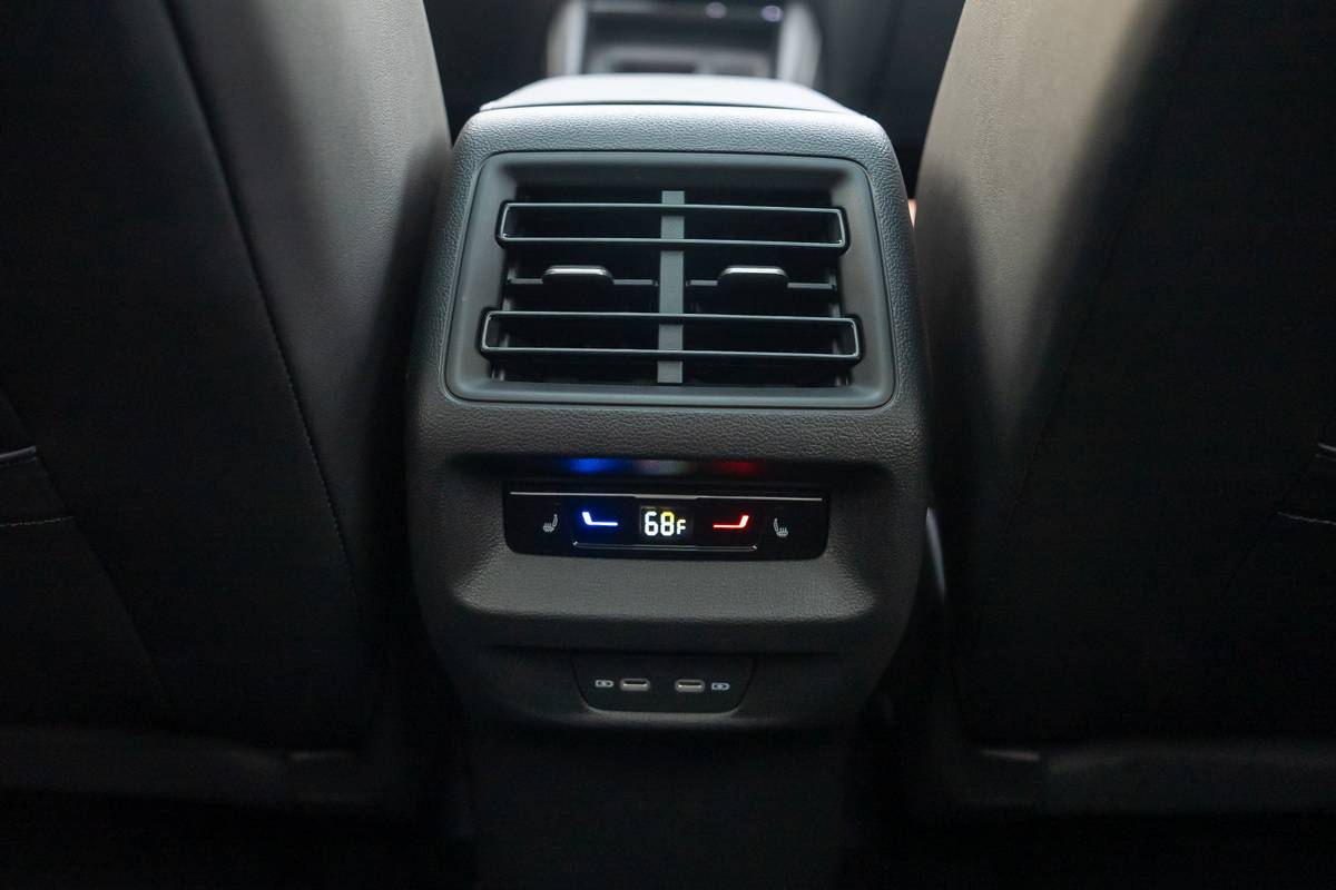 volkswagen tiguan 2025 32 interior backseat climate control jpg