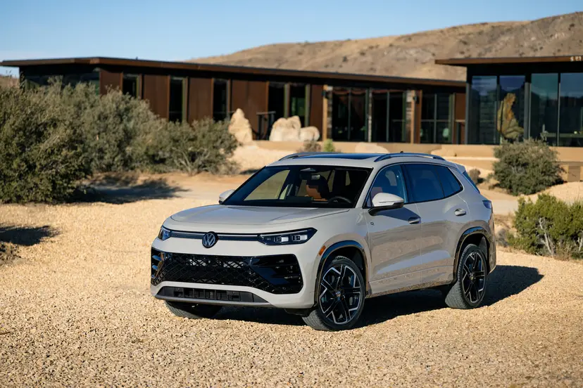 volkswagen-tiguan-2025-exterior-oem-21