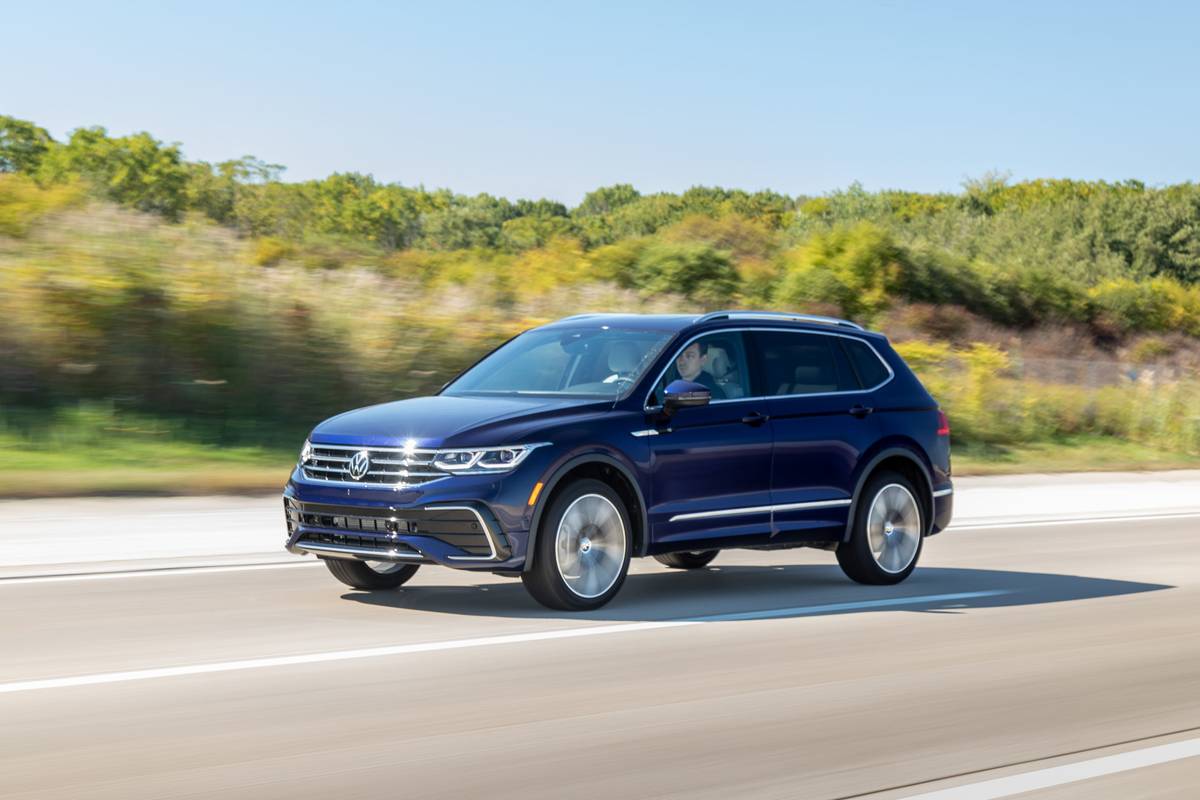 volkswagen-tiguan-sel-r-line-2022-01-blue-dynamic-exterior-front-angle-suv
