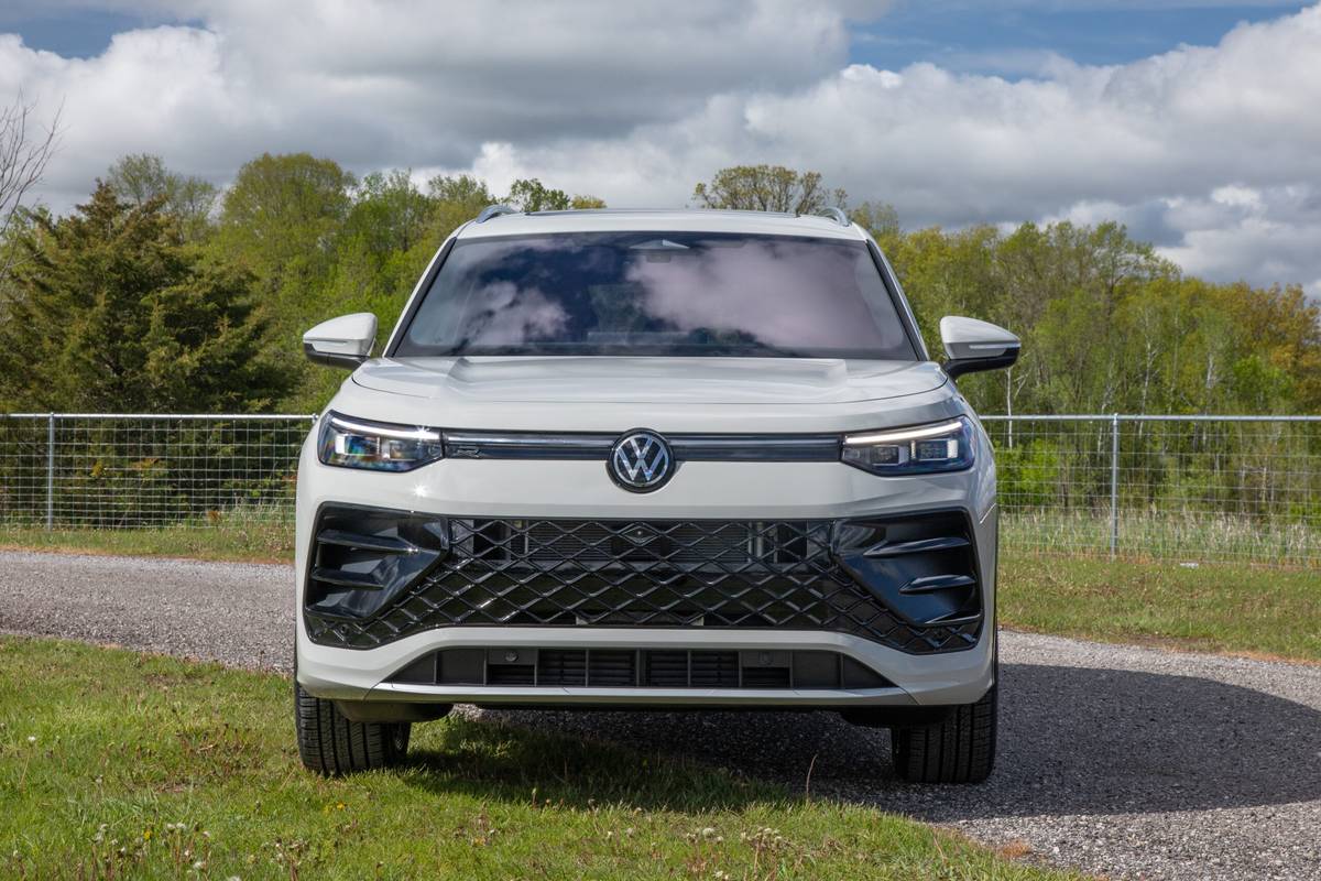 volkswagen tiguan sel r line 2025 02 exterior front scaled jpg