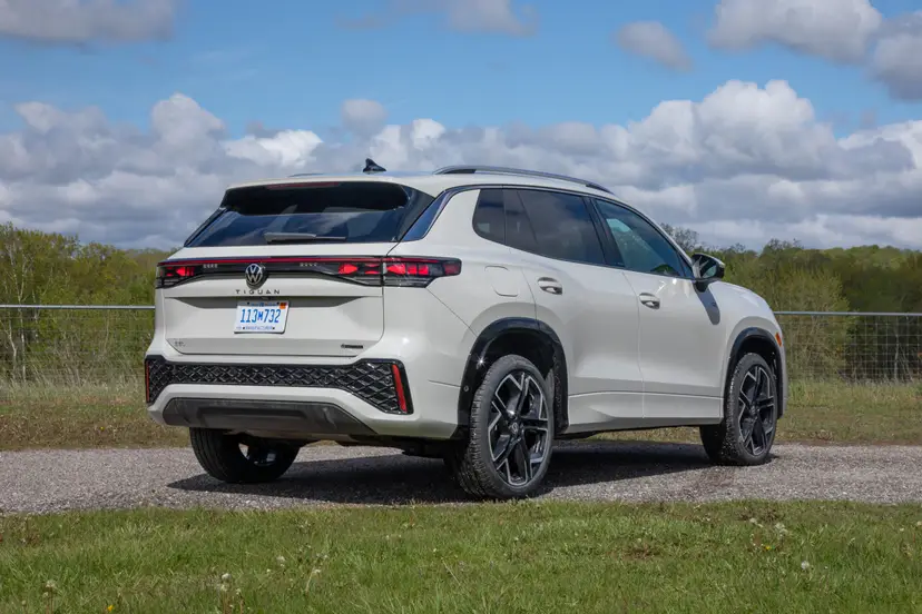 volkswagen-tiguan-sel-r-line-2025-05-exterior-rear-angle