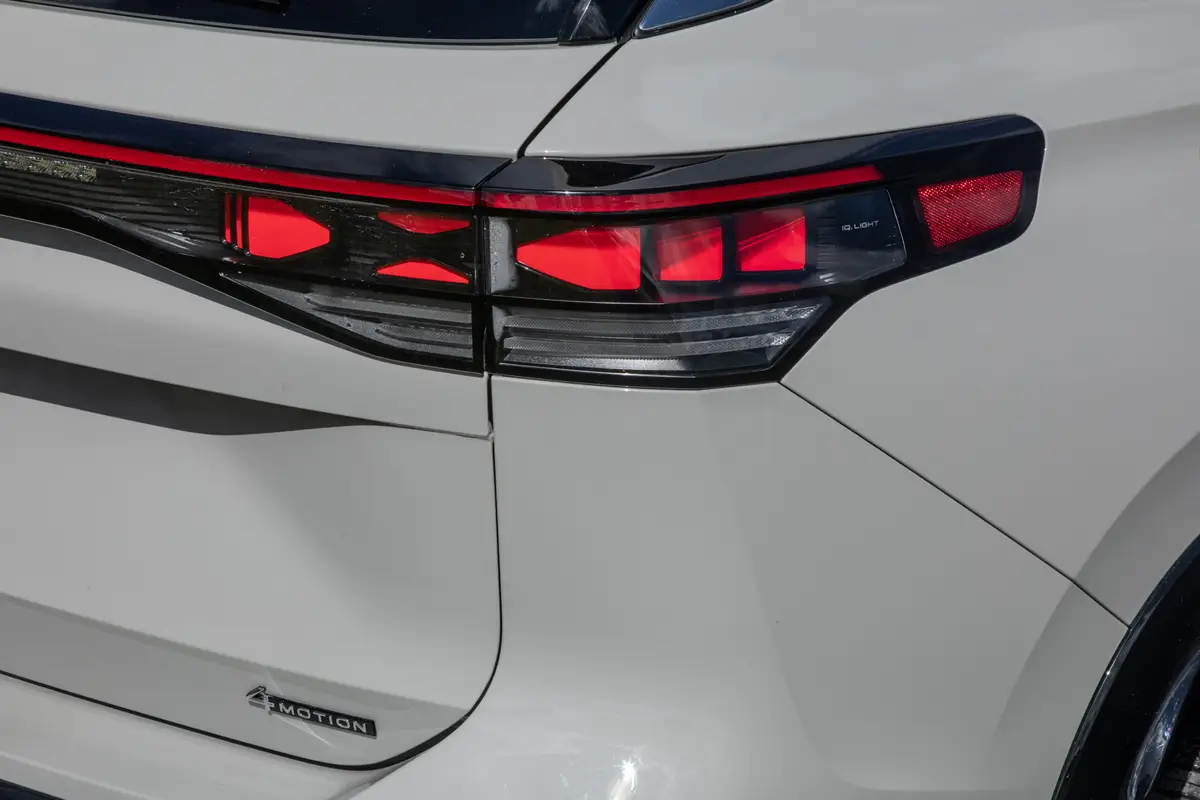 volkswagen tiguan sel r line 2025 08 exterior taillight scaled jpg