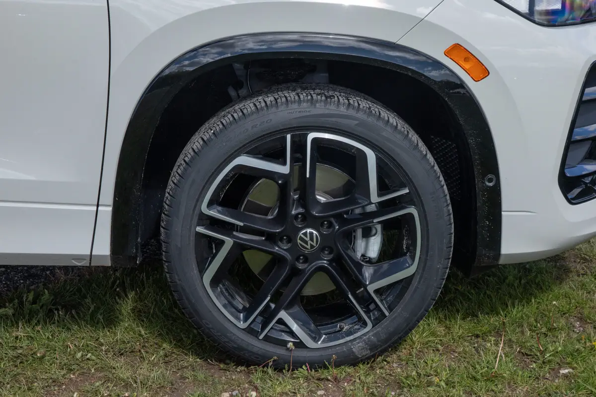 volkswagen tiguan sel r line 2025 09 exterior wheel scaled jpg