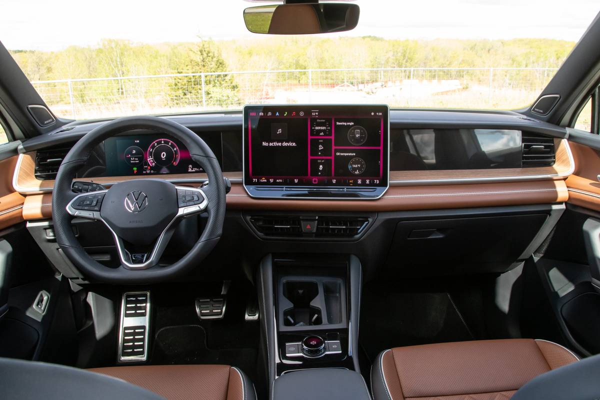 volkswagen tiguan sel r line 2025 10 interior front row scaled jpg