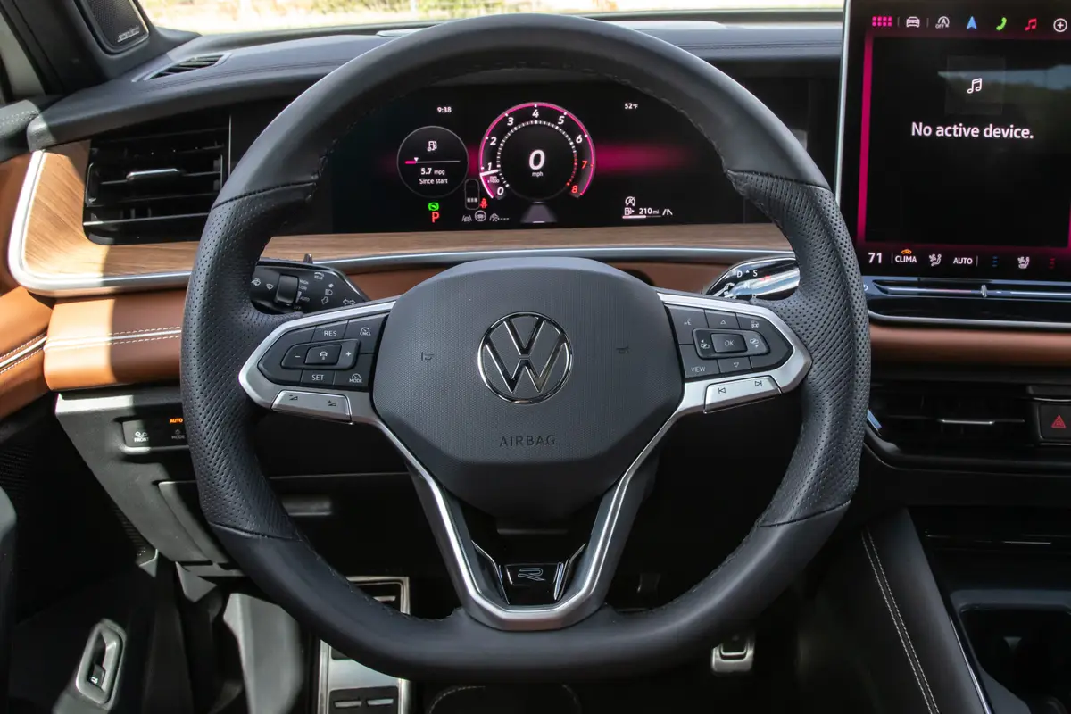 volkswagen tiguan sel r line 2025 11 interior steering wheel scaled jpg