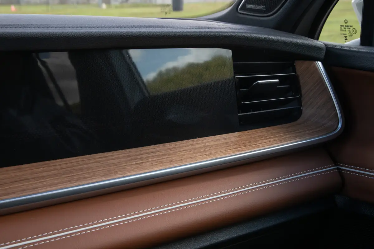 volkswagen tiguan sel r line 2025 34 interior dashboard scaled jpg
