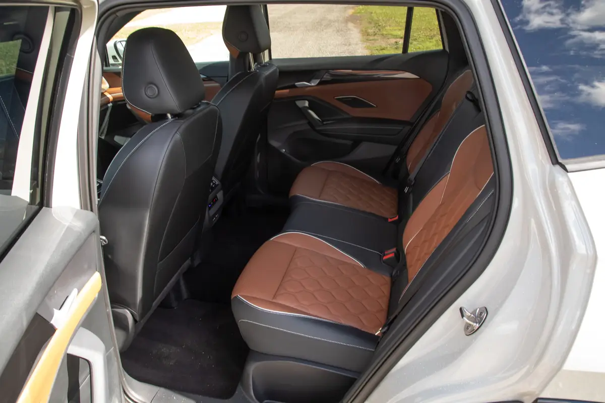 volkswagen tiguan sel r line 2025 36 interior backseat scaled jpg