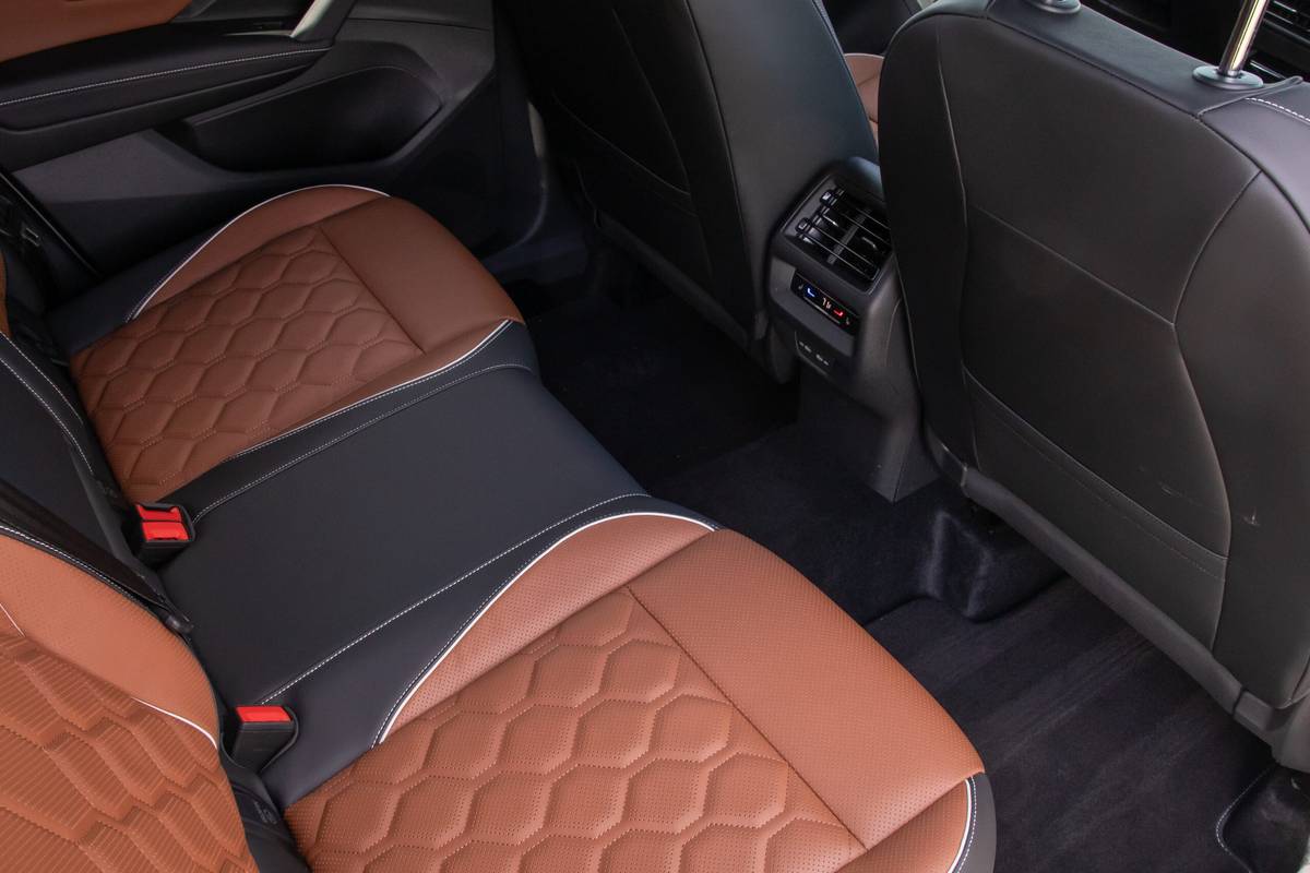 volkswagen tiguan sel r line 2025 37 interior backseat scaled jpg