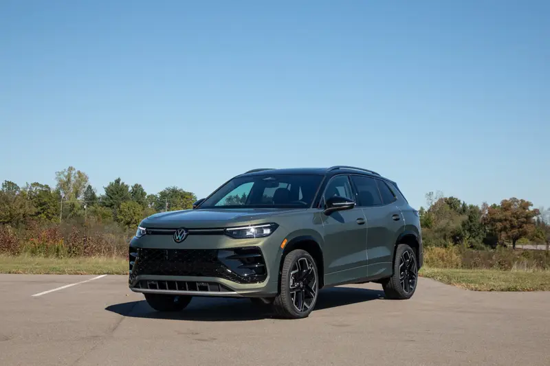 volkswagen-tiguan-sel-r-line-turbo-2026-02-exterior-front-angle