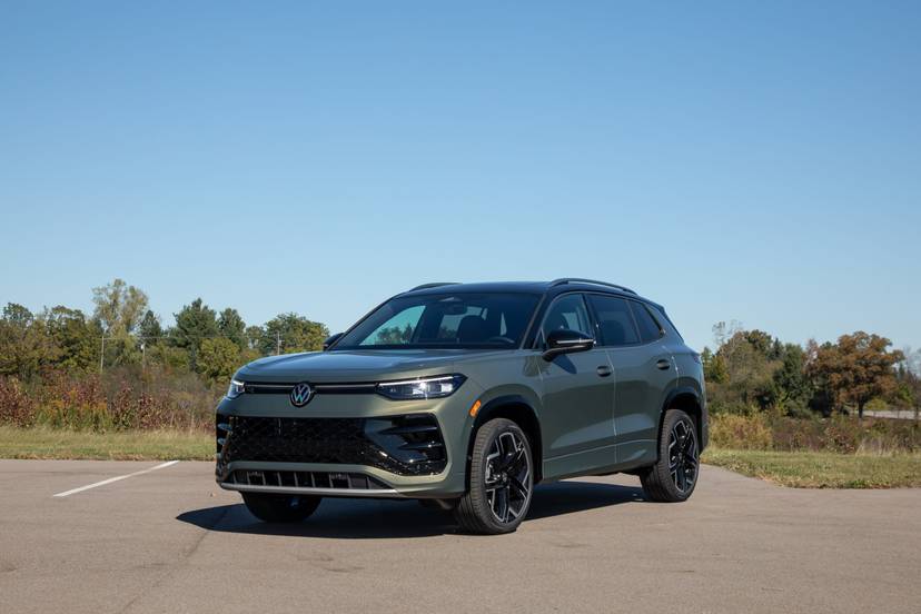 volkswagen-tiguan-sel-r-line-turbo-2026-02-exterior-front-angle