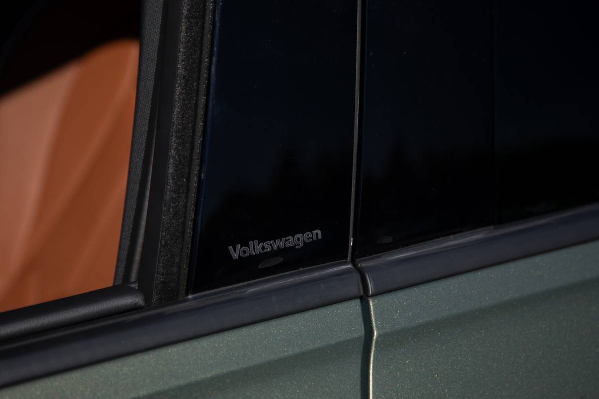 volkswagen tiguan sel r line turbo 2026 07 exterior profile badge scaled jpg