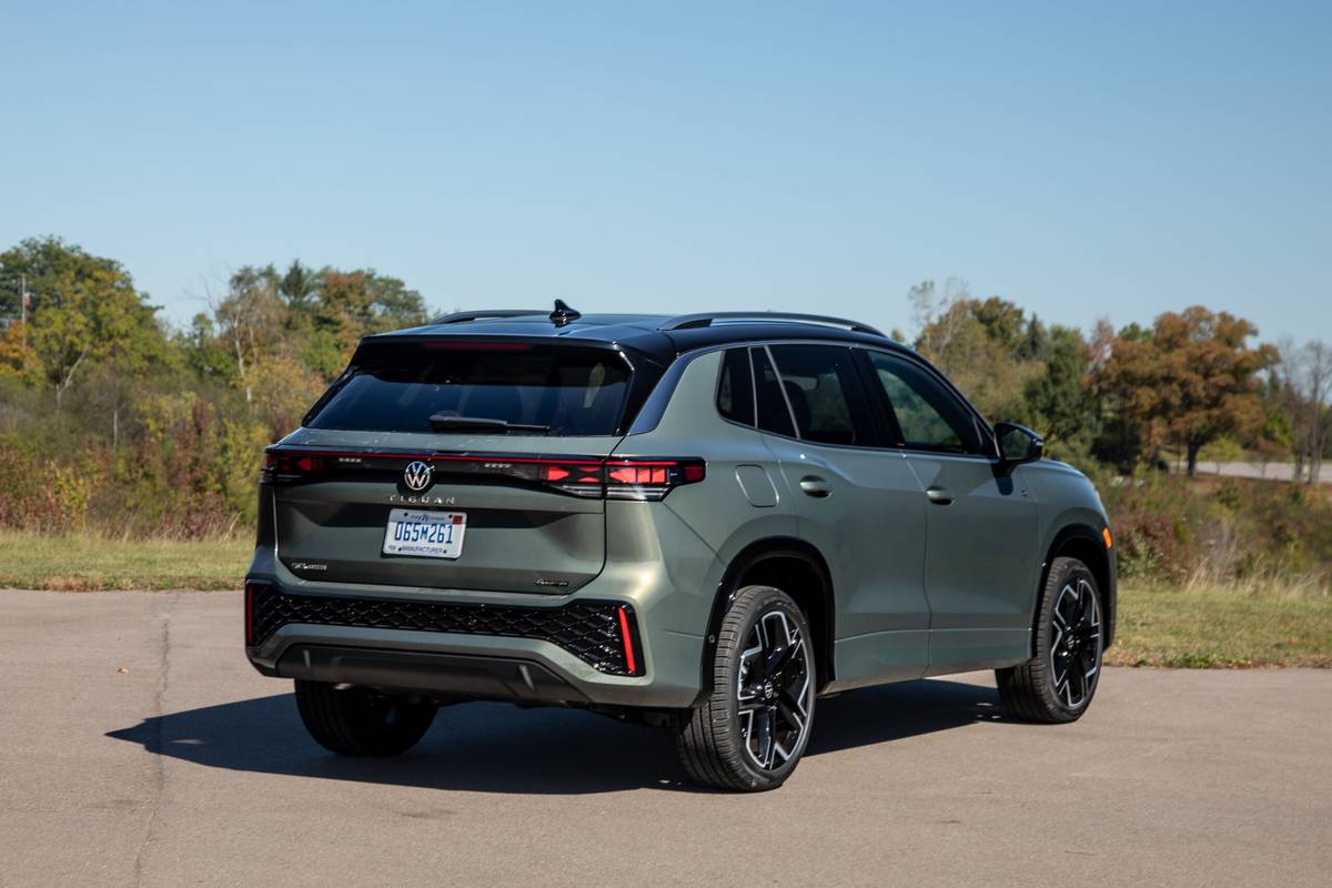 volkswagen tiguan sel r line turbo 2026 09 exterior rear angle scaled jpg