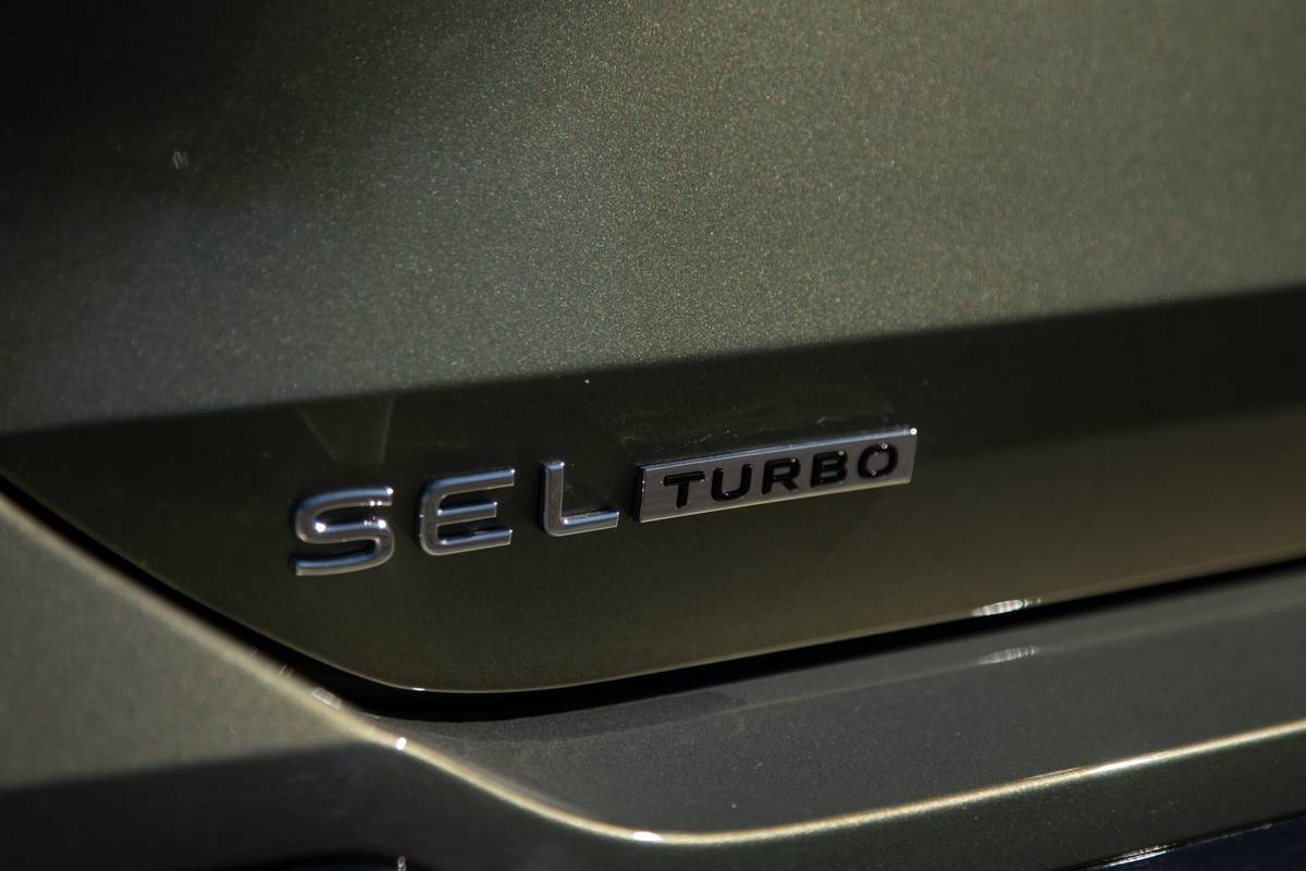 volkswagen tiguan sel r line turbo 2026 12 exterior rear badge scaled jpg