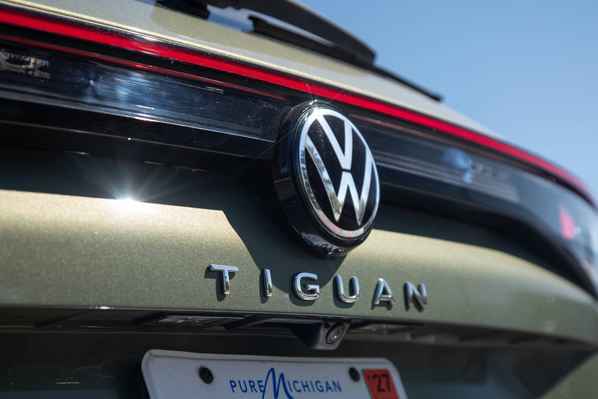 volkswagen tiguan sel r line turbo 2026 14 exterior rear badge scaled jpg