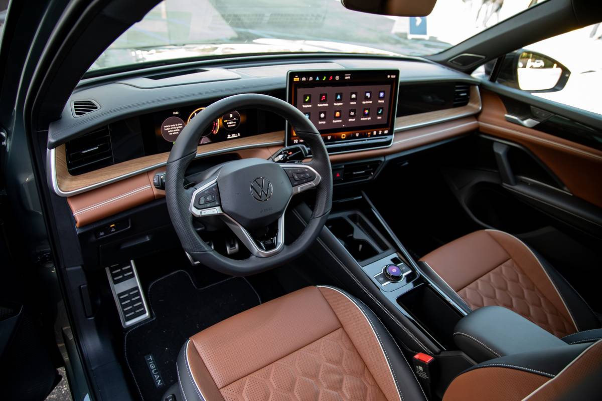 volkswagen tiguan sel r line turbo 2026 17 interior front row jpg