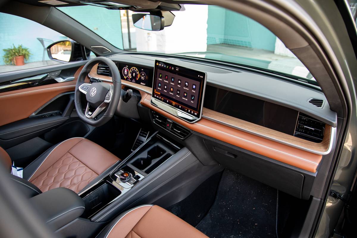 volkswagen tiguan sel r line turbo 2026 18 interior front row jpg