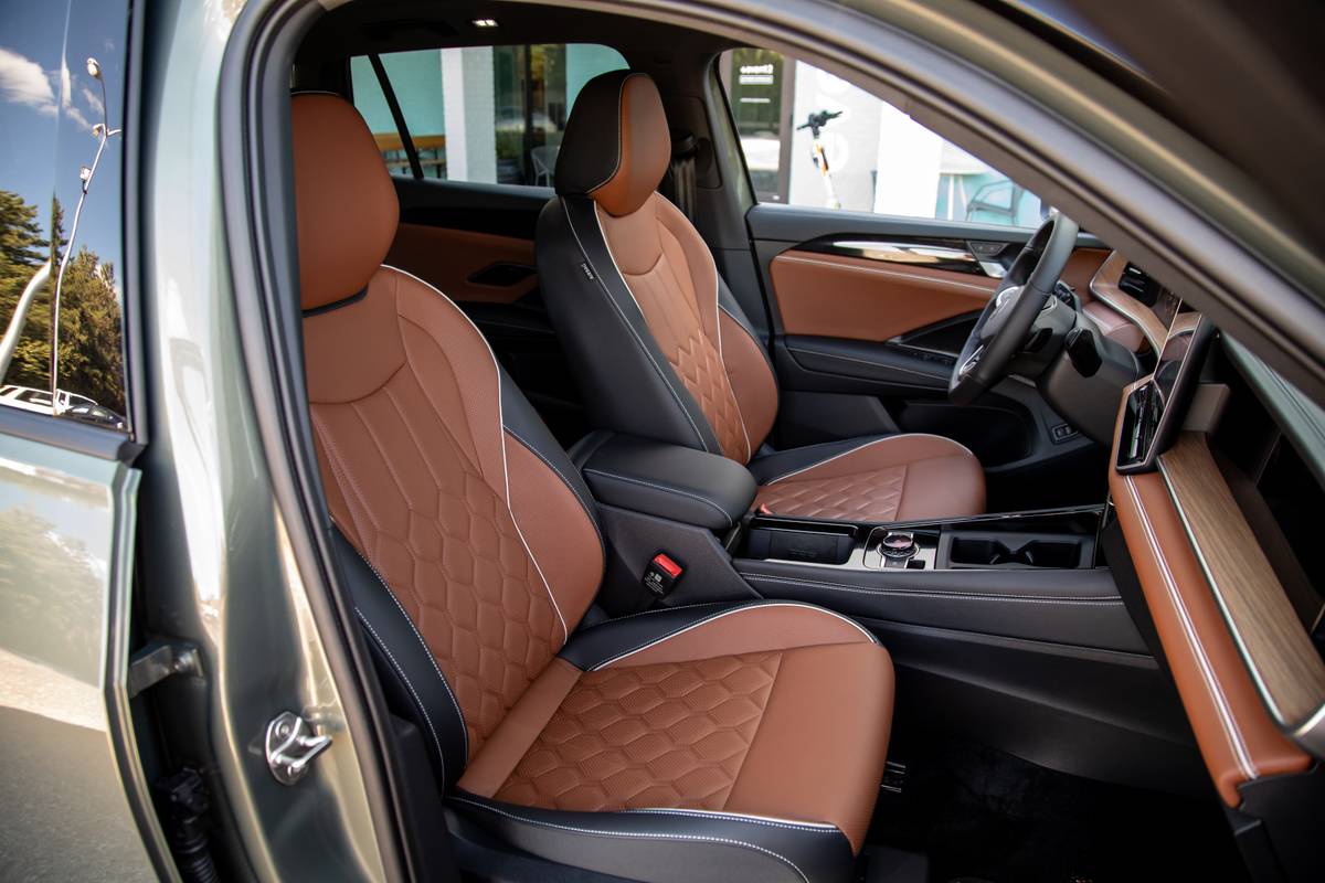 volkswagen tiguan sel r line turbo 2026 19 interior front row seat jpg