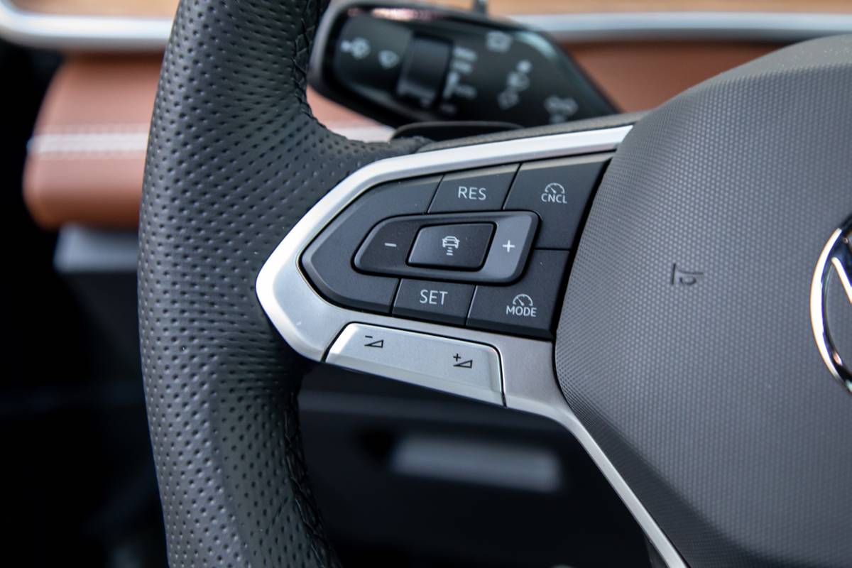 volkswagen tiguan sel r line turbo 2026 22 interior steering wheel controls jpg