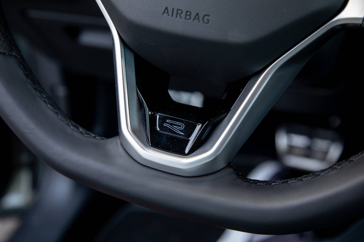 volkswagen tiguan sel r line turbo 2026 23 interior steering wheel badge jpg