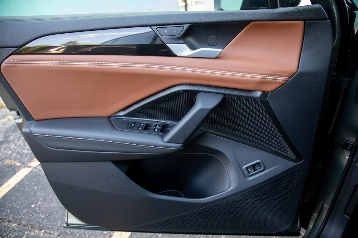 volkswagen tiguan sel r line turbo 2026 36 interior door jpg
